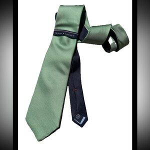 Tommy Hilfiger Solid 100% Silk Tie Green textured Retail $59